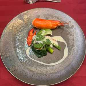 彩りがきれいで盛り付けも丁寧で、当日の料理が楽しみになる一皿でした。