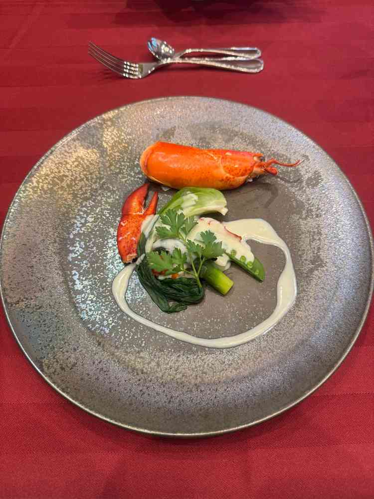 彩りがきれいで盛り付けも丁寧で、当日の料理が楽しみになる一皿でした。