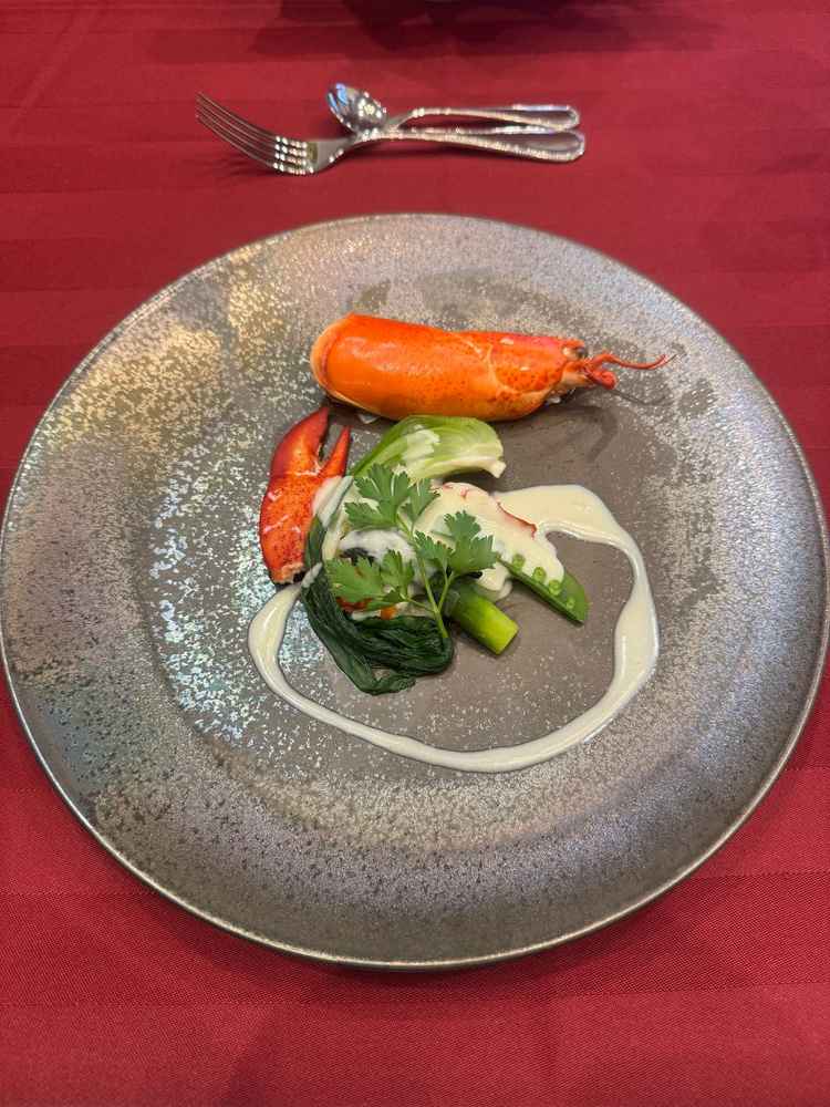 彩りがきれいで盛り付けも丁寧で、当日の料理が楽しみになる一皿でした。