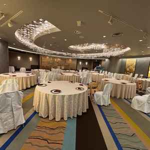 茶を基調とした落ち着いた雰囲気の会場