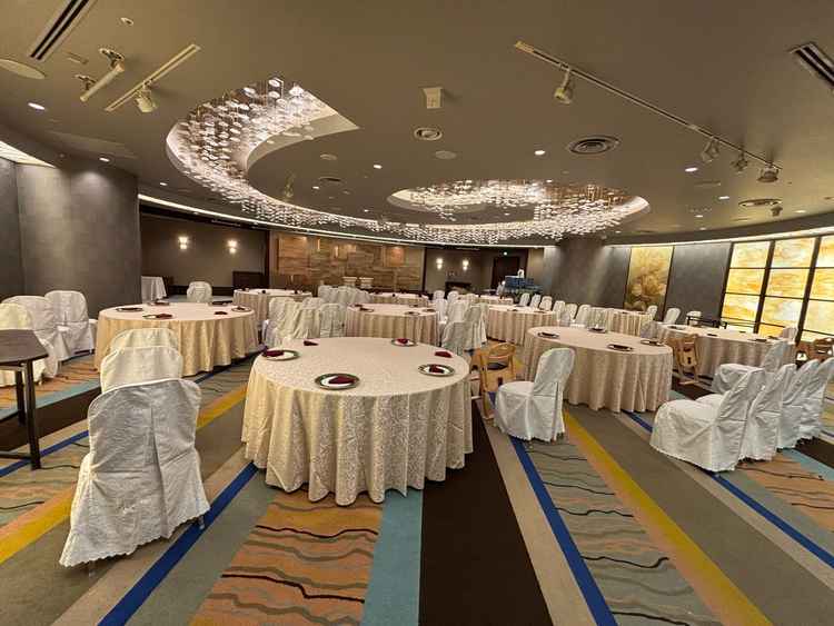 茶を基調とした落ち着いた雰囲気の会場