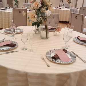 テーブルコーディネート。豊富なクロス、ナプキンの組み合わせから選択可能だそうです。