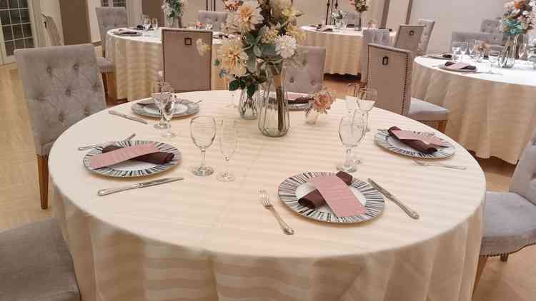 テーブルコーディネート。豊富なクロス、ナプキンの組み合わせから選択可能だそうです。