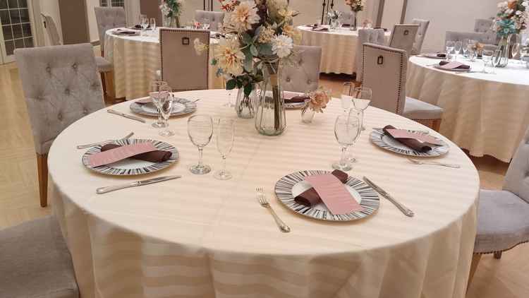 テーブルコーディネート。豊富なクロス、ナプキンの組み合わせから選択可能だそうです。