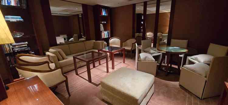 家族の待合室。式中つねにあいている。