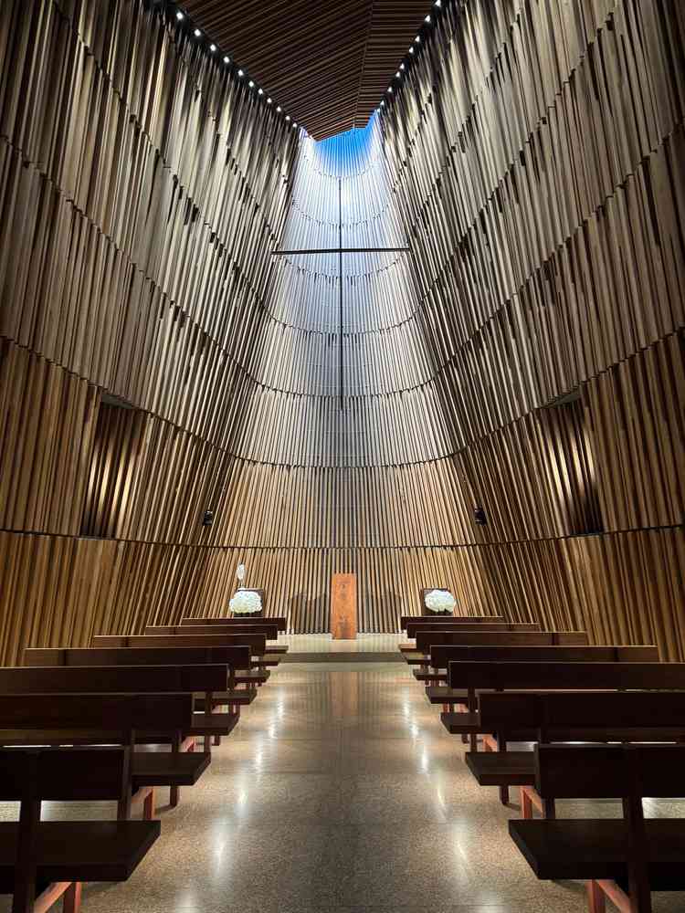木のチャペル。天窓から光が差し込み、神聖な空間に感じました。