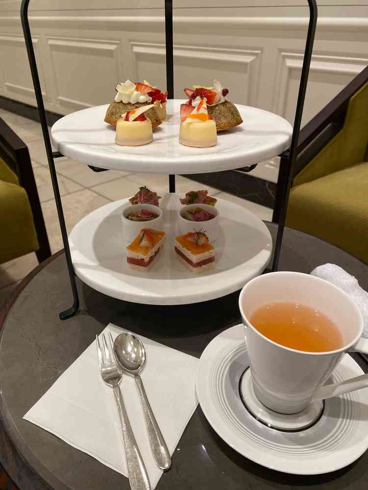 試食で出てきたアフターヌーンティーの一部。苺がテーマでどれも美味しい。