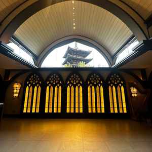 正面の窓から八坂の塔が見える挙式会場。