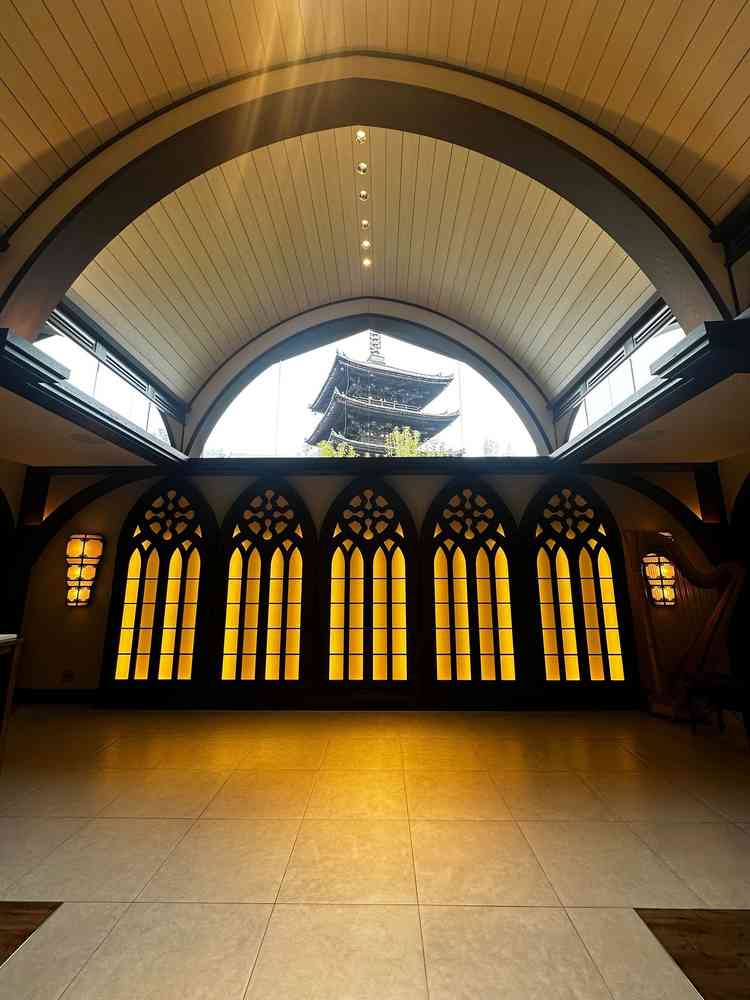 正面の窓から八坂の塔が見える挙式会場。