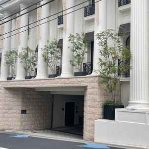 式場の前です。一番の懸念点は道路に面していて、ドアを開けるとすぐクロークだったところです。