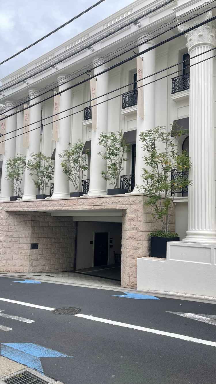 式場の前です。一番の懸念点は道路に面していて、ドアを開けるとすぐクロークだったところです。