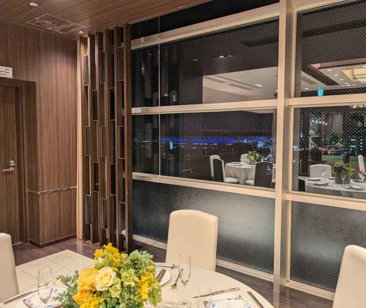 モダンスイートの窓からは日産スタジアムや、天気のいい日には富士山も見えるそうで、景色も楽しめる