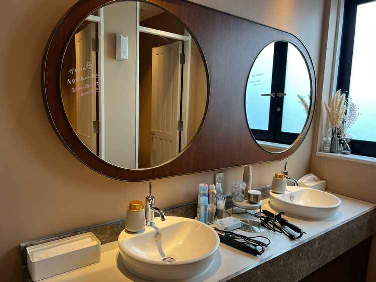 女性トイレにはヘアアイロンも設置。