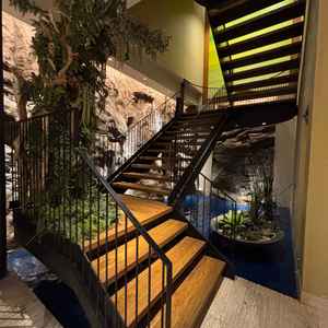 地下1階の披露宴会場の前で、フォトスポットなのでゲストからも評価が高そうです。水の音も心地よいです。