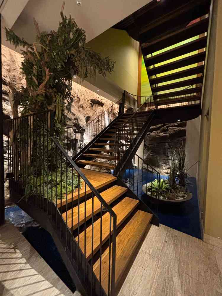 地下1階の披露宴会場の前で、フォトスポットなのでゲストからも評価が高そうです。水の音も心地よいです。