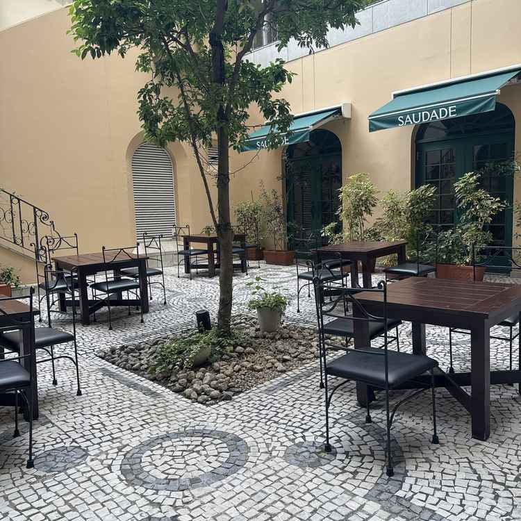 中庭。受付がセッティングされる場所。