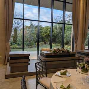 一階の披露宴会場。緑があり、開放感があります。庭のスペースで色々な事が出来そう。