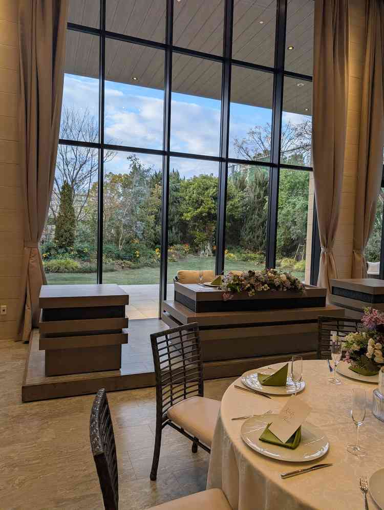 一階の披露宴会場。緑があり、開放感があります。庭のスペースで色々な事が出来そう。