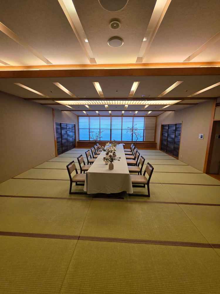 会食の場です。和室に椅子があるため腰が悪い人でもいいなと思います。