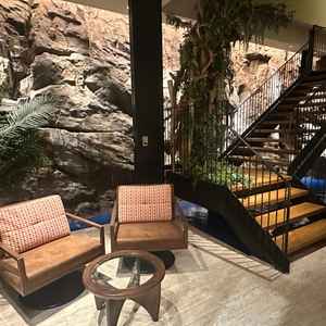 地下の会場入り口前。人口だけど滝があり、会場入り口から水の音がするのがいいなと感じました