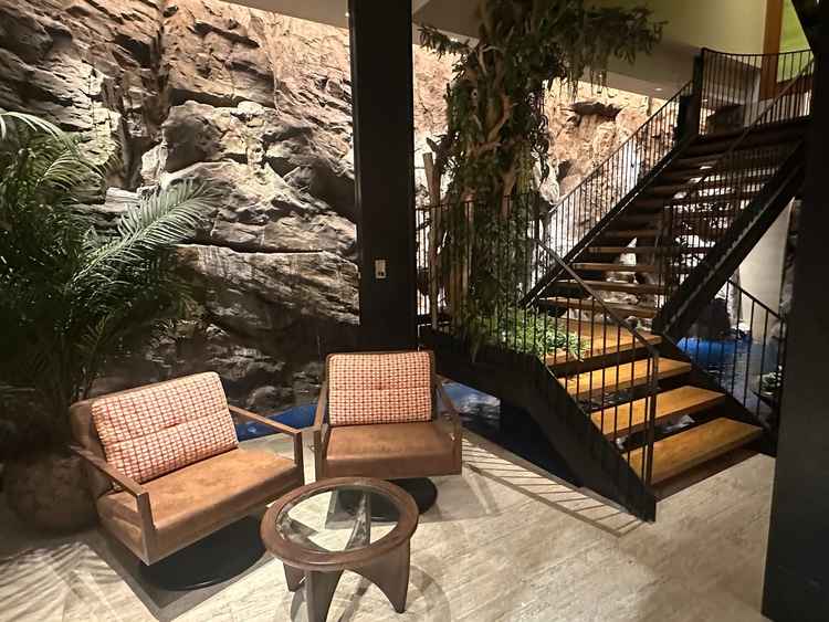 地下の会場入り口前。人口だけど滝があり、会場入り口から水の音がするのがいいなと感じました