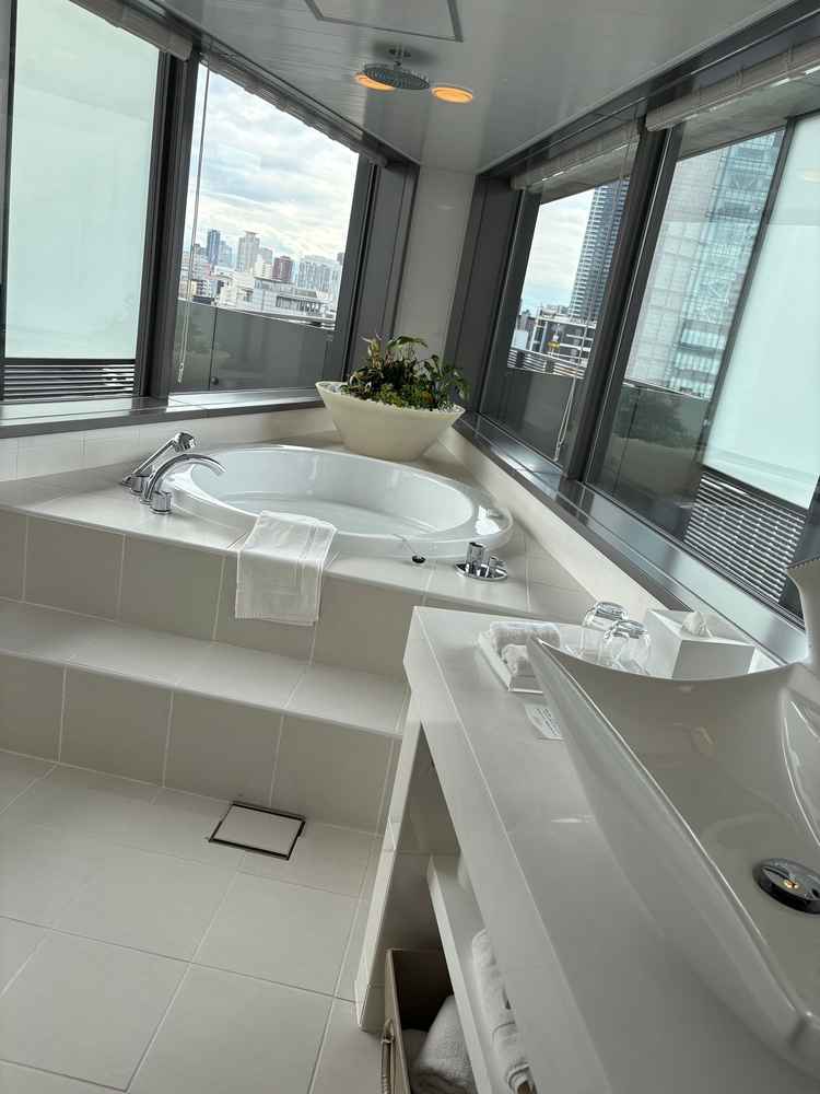 こちらの写真はスイートルームのバスルーム写真です。スイートルームは、結婚式後、新郎新婦が宿泊可能。