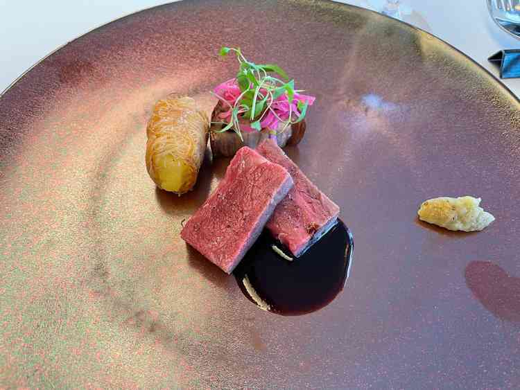 とても美味しい料理を試食しました。グレードが3つあるうちの真ん中のグレードのお肉を食べました。