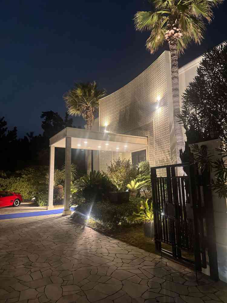 夜の外観もとても美しく、ゲストの印象にも残りそうだと感じました。