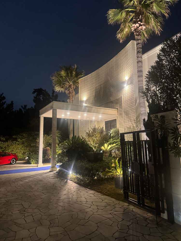 夜の外観もとても美しく、ゲストの印象にも残りそうだと感じました。