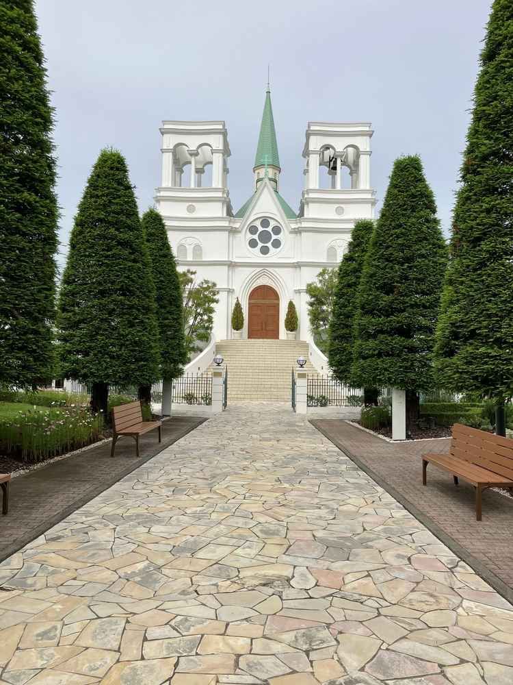 入口正面のチャペルと大階段。大階段は幅も広く段数も多いので、大人数のフラワーシャワーは圧巻。