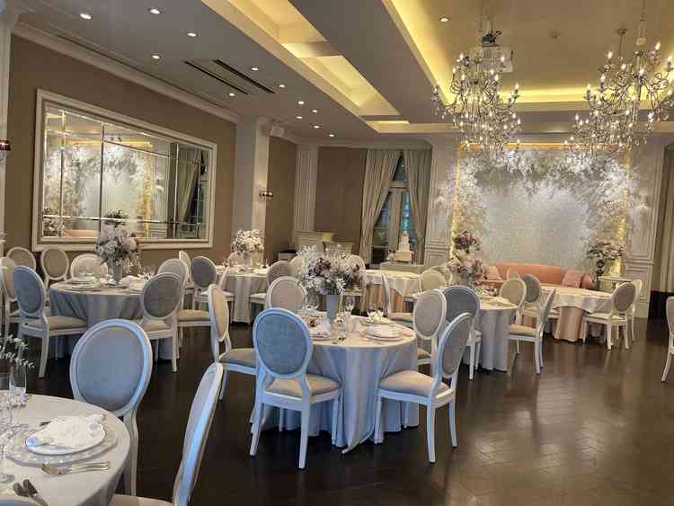 可愛い雰囲気の披露宴会場だけど、白基調なのでテーブルクロスなどで、自分好みに自由自在