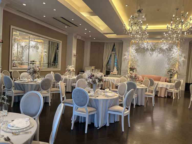 可愛い雰囲気の披露宴会場だけど、白基調なのでテーブルクロスなどで、自分好みに自由自在