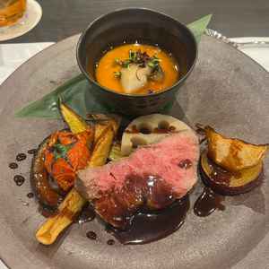 5つのランクがある料理の真ん中のコースで出てくるメイン料理。お肉が大変美味しかった。