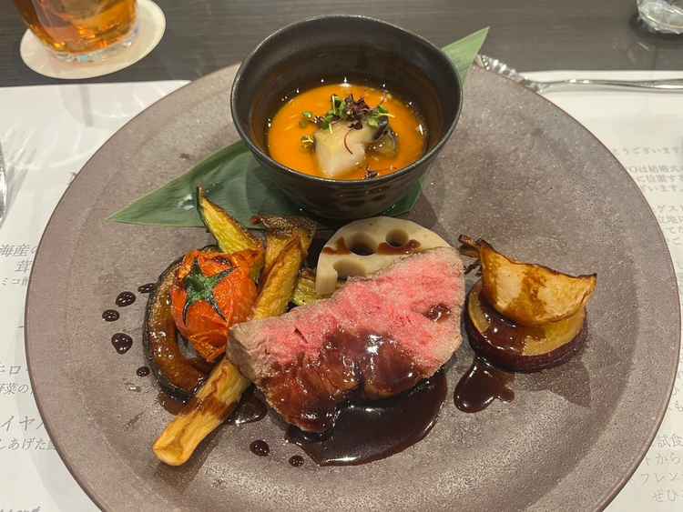 5つのランクがある料理の真ん中のコースで出てくるメイン料理。お肉が大変美味しかった。