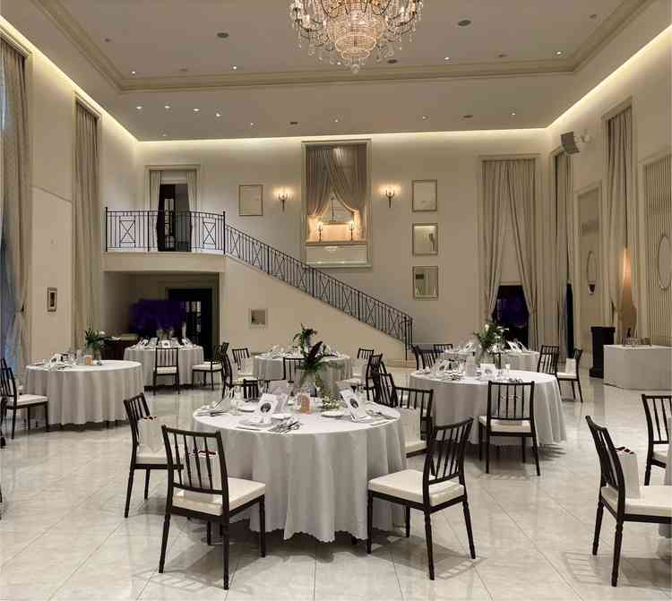 披露宴会場も天井高で広々としていました生ピアノ演奏があるのにとても惹かれました