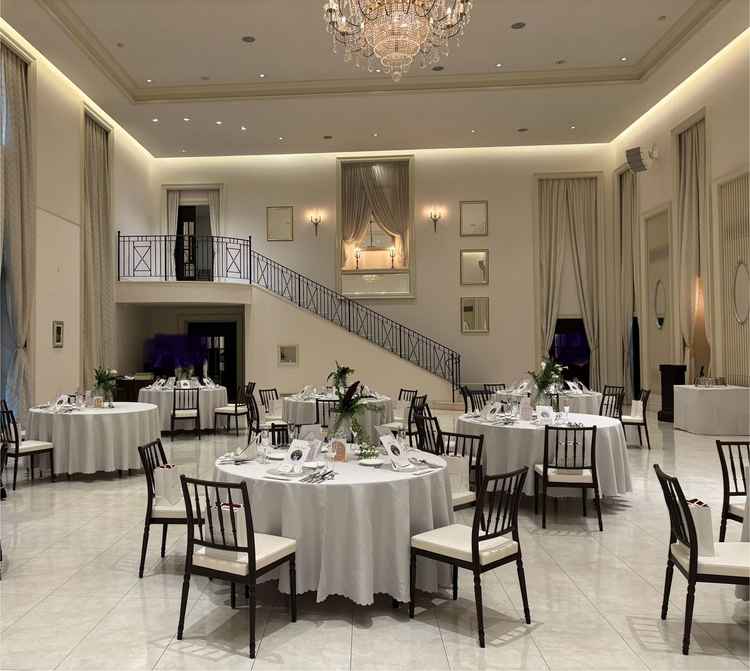 披露宴会場も天井高で広々としていました生ピアノ演奏があるのにとても惹かれました