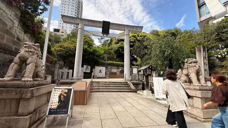 乃木神社の入り口、鳥居が出迎えてくれます。ただゲストは別の会場入り口から来るようでした。