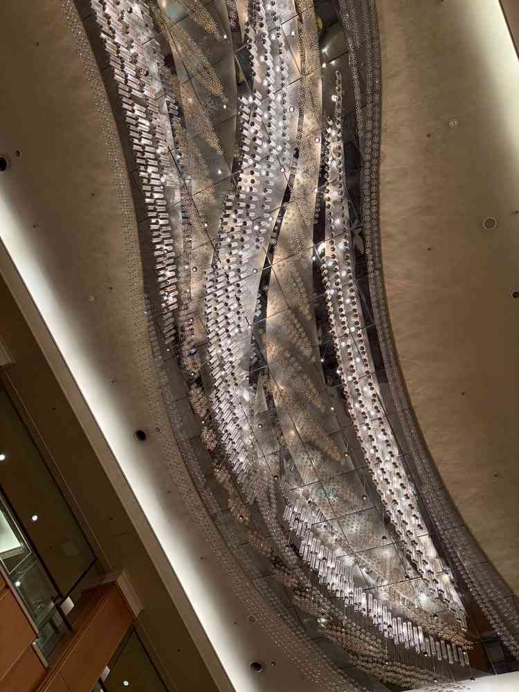 天の川をイメージしたと伺ったシャンデリアは、他では見られることがない特別感がありました。