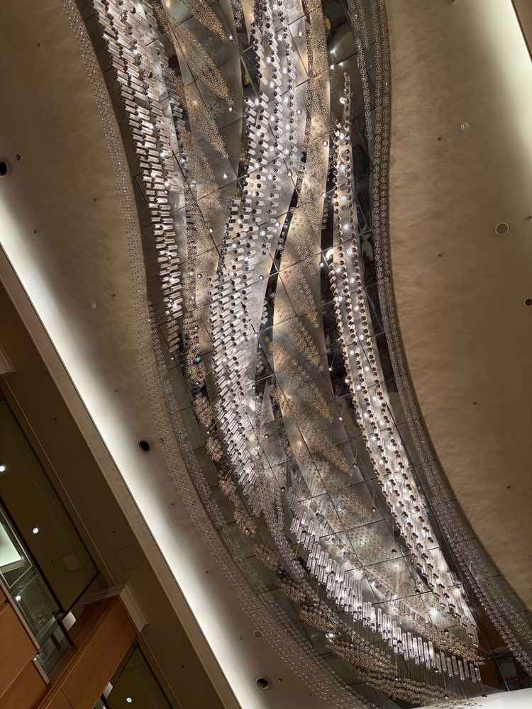 天の川をイメージしたと伺ったシャンデリアは、他では見られることがない特別感がありました。