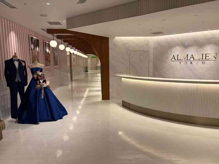 会場の受付、全ての部屋がこのフロアにあり、丸い電球などがおしゃれだった