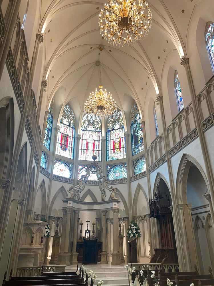 ステンドグラスが素敵な大聖堂。明かりが綺麗に入っていた。