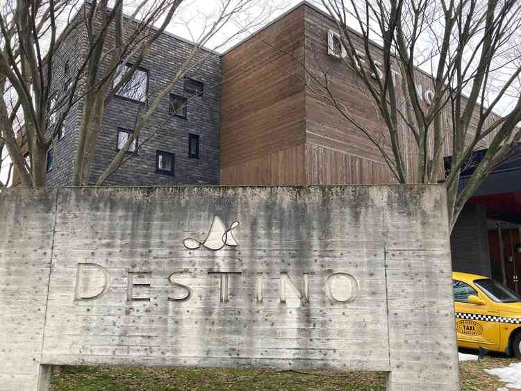 こちら表の外観です。一般的な結婚式場とは全く違う雰囲気で、上品さと、カジュアルさを感じます。