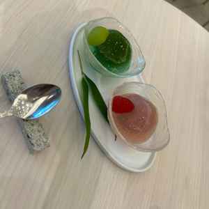 ウェルカム和菓子として苺と抹茶の大福をいただけました