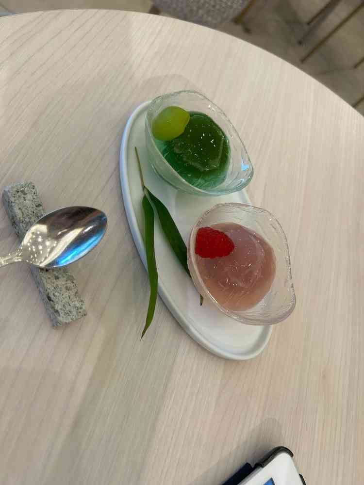 ウェルカム和菓子として苺と抹茶の大福をいただけました