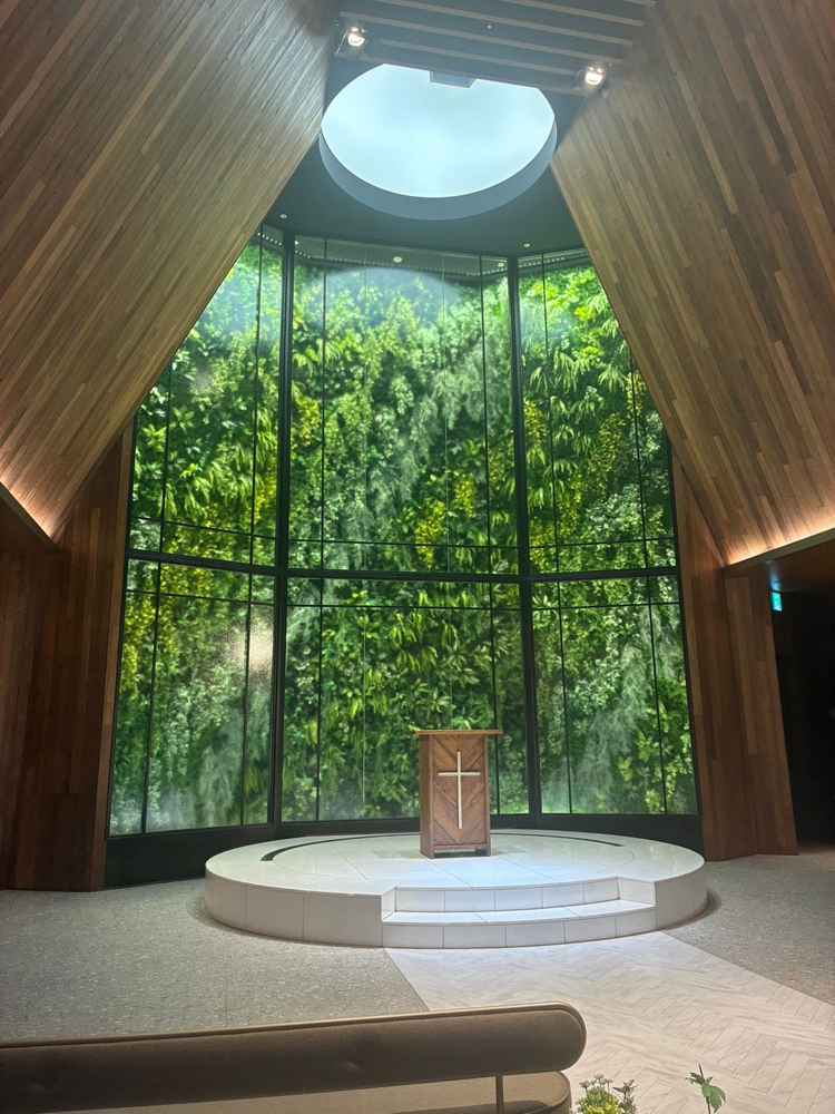 チャペル、緑は本物ではなくフェイクですがまるで本物のようです。天候に左右されることがないのが魅力です