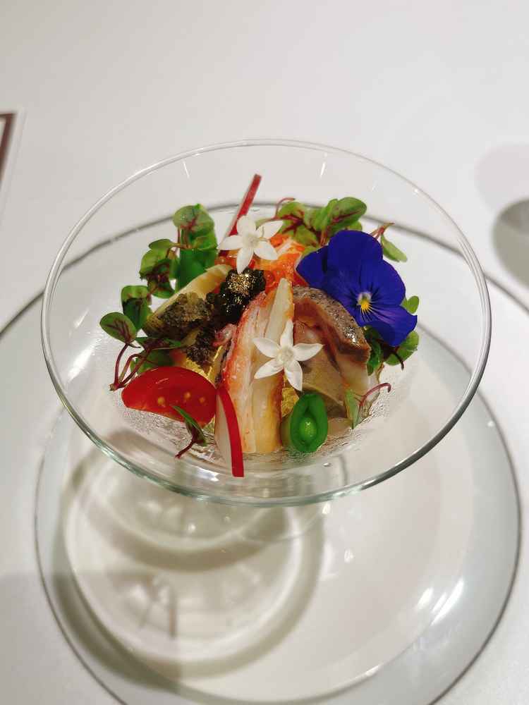 試食でいただいた食事のうちの前菜。味だけでなく、彩りにもこだわっており、目で見ても楽しめる食事。