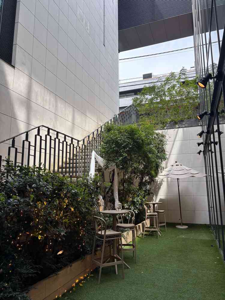 披露宴会場についている庭。デザートビュッフェ等できそうでした。