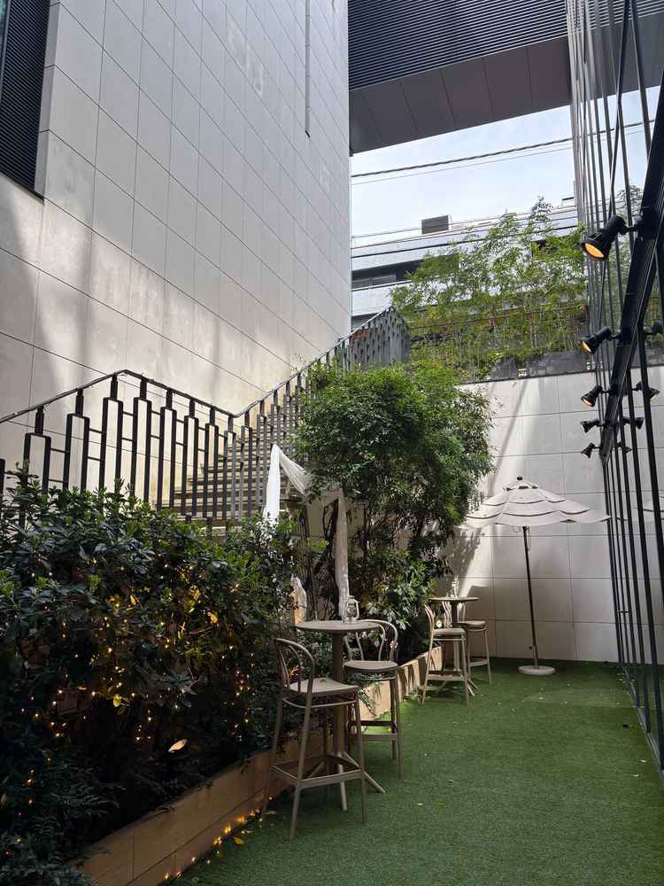 披露宴会場についている庭。デザートビュッフェ等できそうでした。