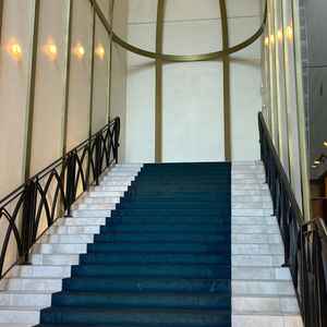 挙式後にこの階段から降りて披露宴会場へ行けます