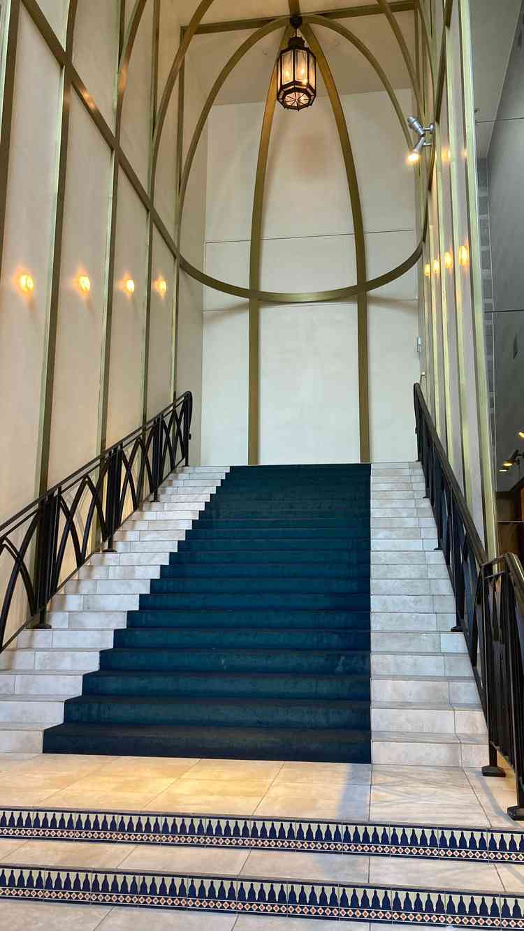 挙式後にこの階段から降りて披露宴会場へ行けます